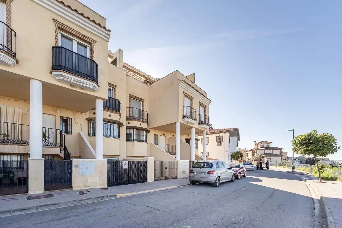 Vista exterior de Casa adosada en venda en Güevéjar amb Aire condicionat, Calefacció i Terrassa