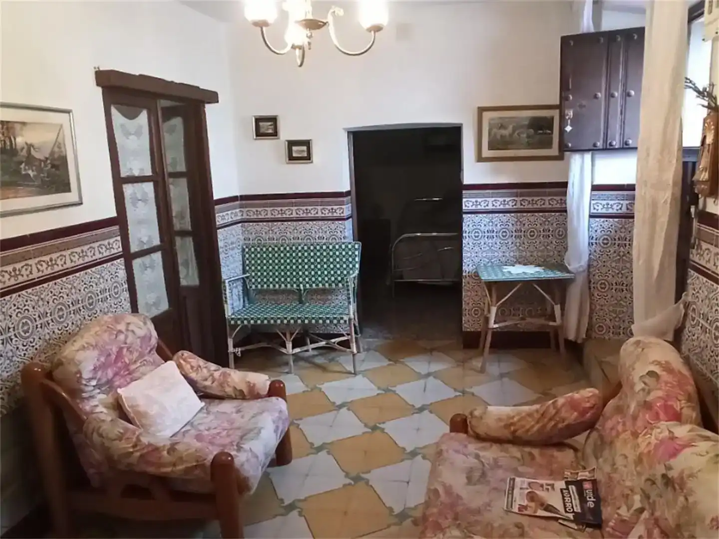 Sala d'estar de Casa adosada en venda en Almoharín amb Moblat i Balcó