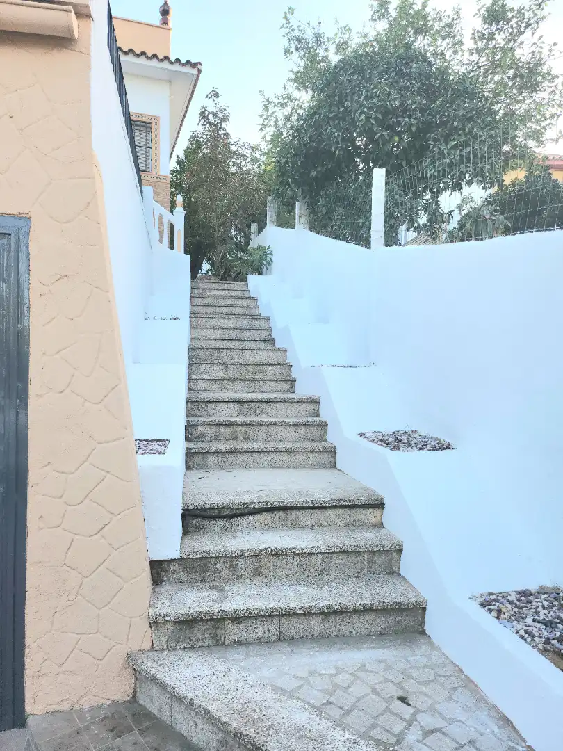 Außenansicht von Haus oder Chalet zum Verkauf in Alcalá de Guadaira mit Privatgarten, Terrasse und Abstellraum