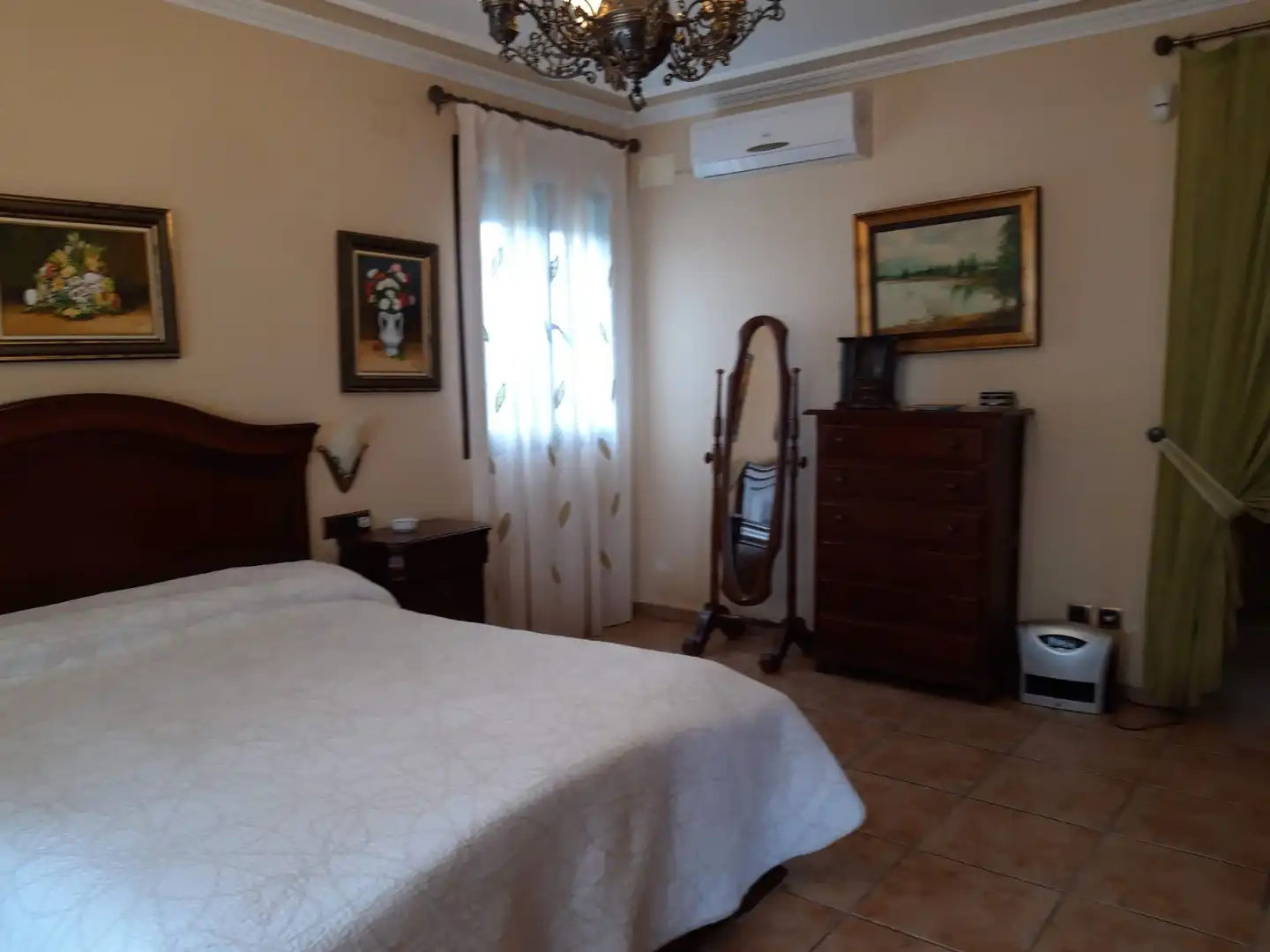 Dormitori de Casa o xalet en venda en Linares amb Aire condicionat, Calefacció i Jardí privat