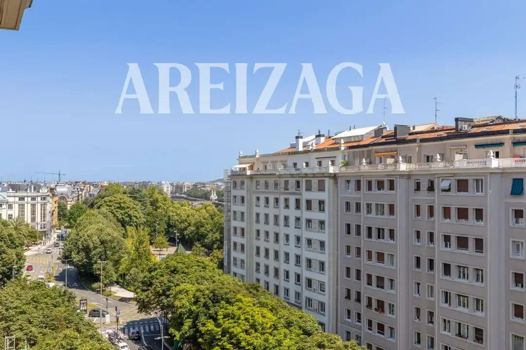 Vista exterior de Pis en venda en Donostia - San Sebastián  amb Calefacció i Traster