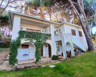 Vista exterior de Casa o xalet en venda en San Martín de Valdeiglesias amb Calefacció, Jardí privat i Terrassa