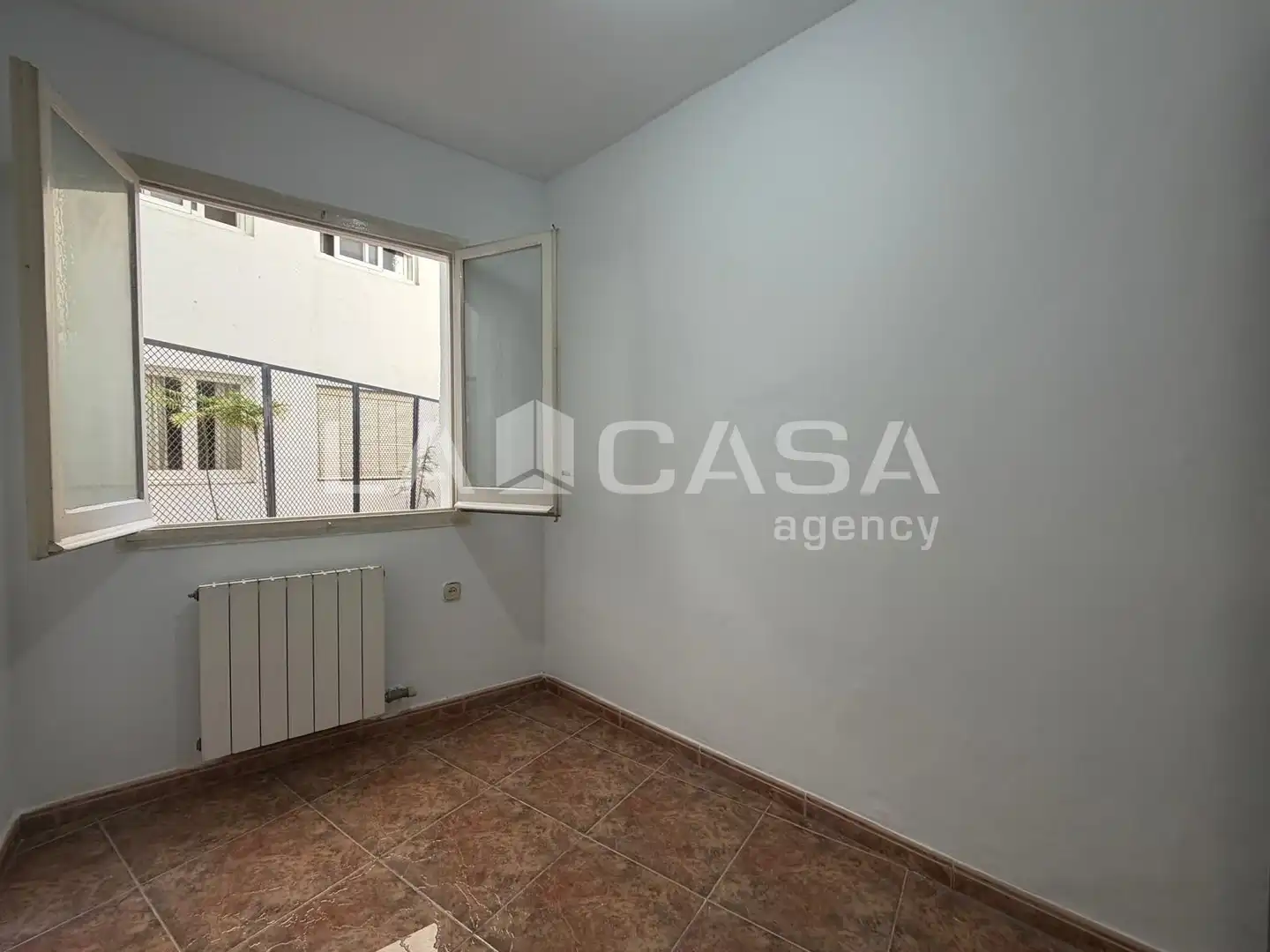 Wohnung zum Verkauf in Santa Coloma de Gramenet mit Heizung, Terrasse und Abstellraum