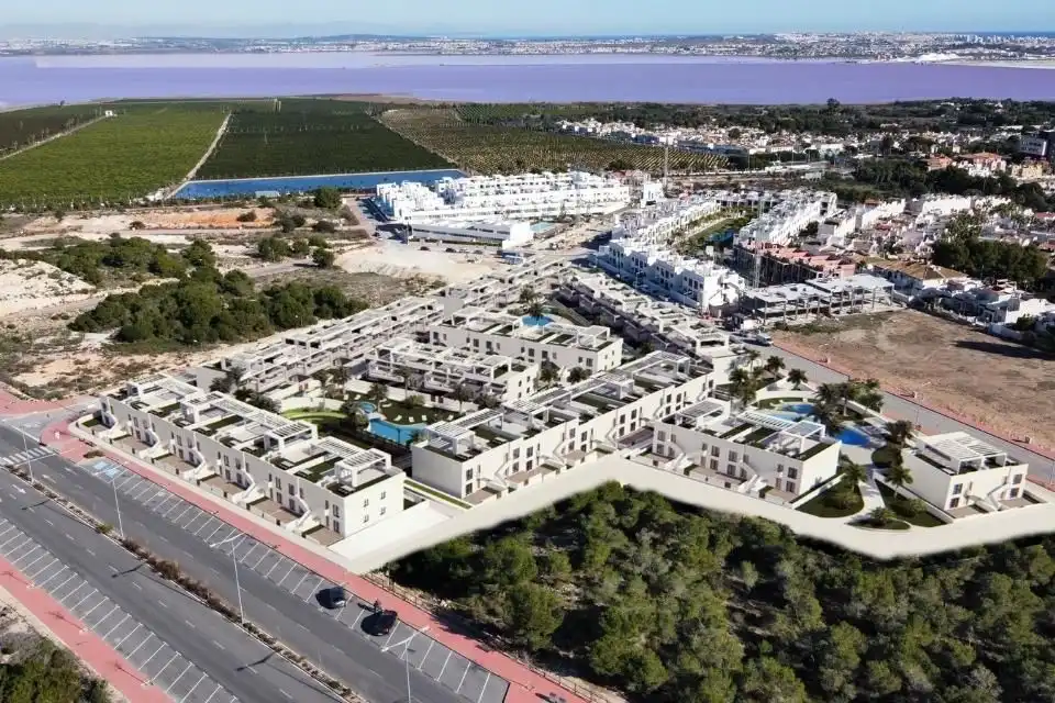 Vista exterior de Casa o xalet en venda en Torrevieja amb Piscina comunitària