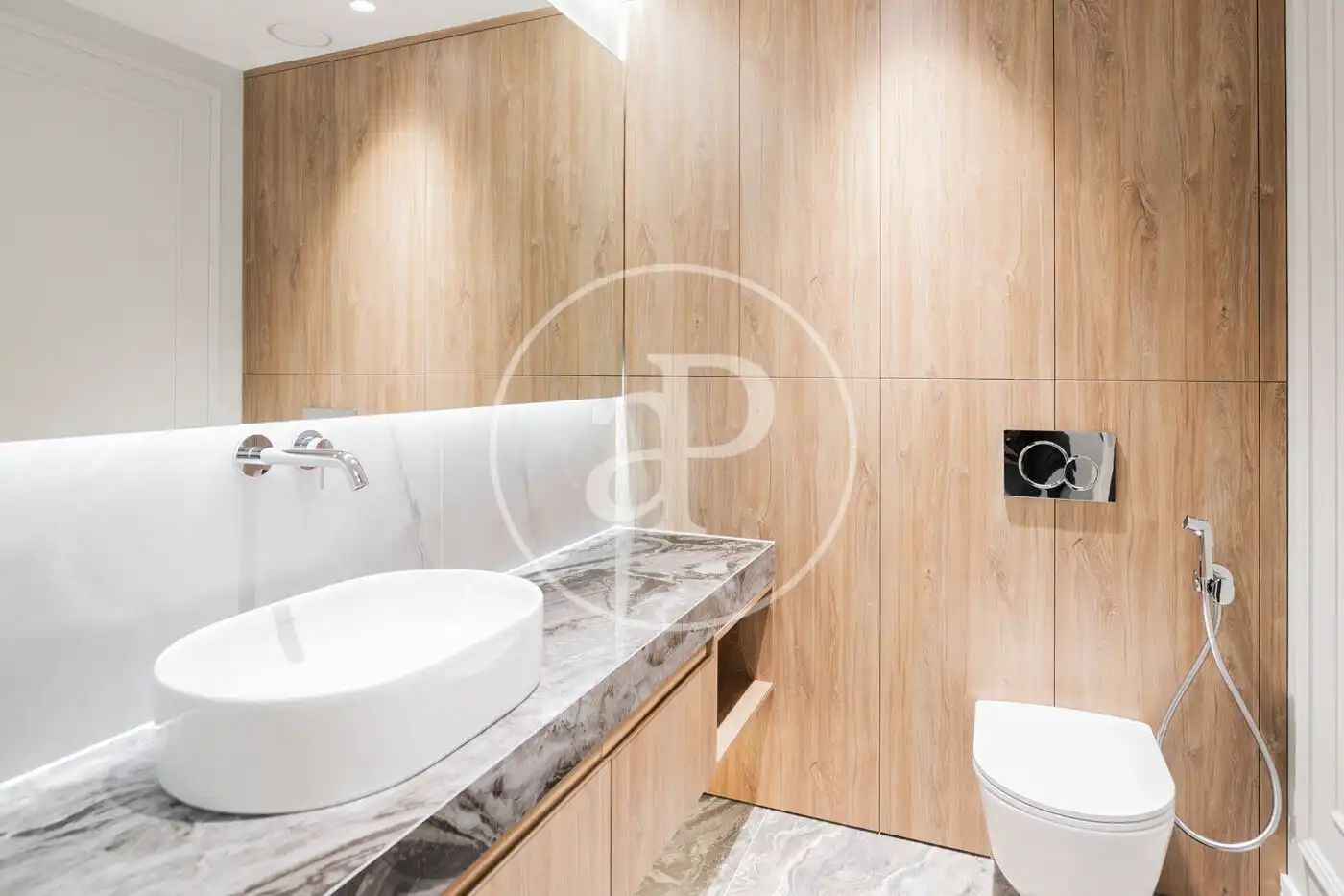 Badezimmer von Wohnung zum Verkauf in Barcelona mit Klimaanlage, Heizung und Balkon