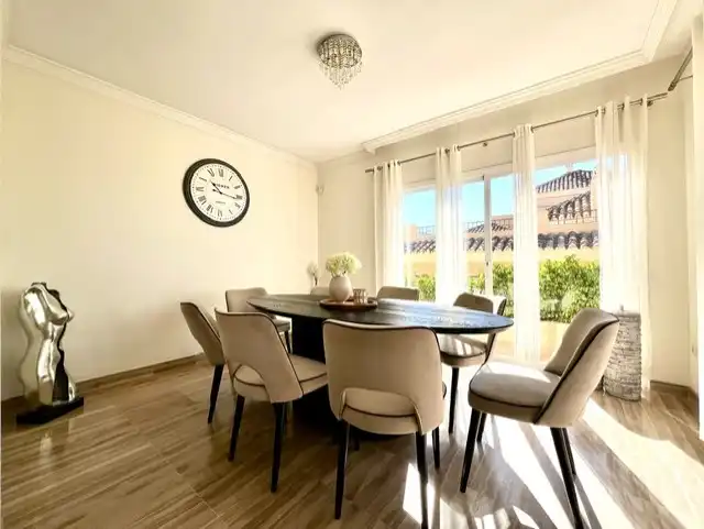 Esszimmer von Dachboden zum Verkauf in Marbella mit Klimaanlage, Heizung und Terrasse