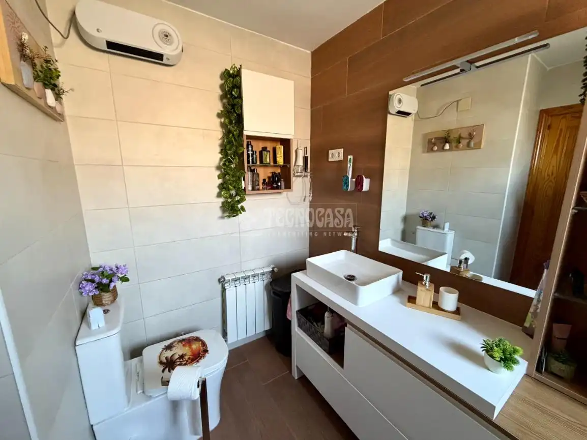 Badezimmer von Einfamilien-Reihenhaus zum Verkauf in Azuqueca de Henares mit Klimaanlage und Heizung