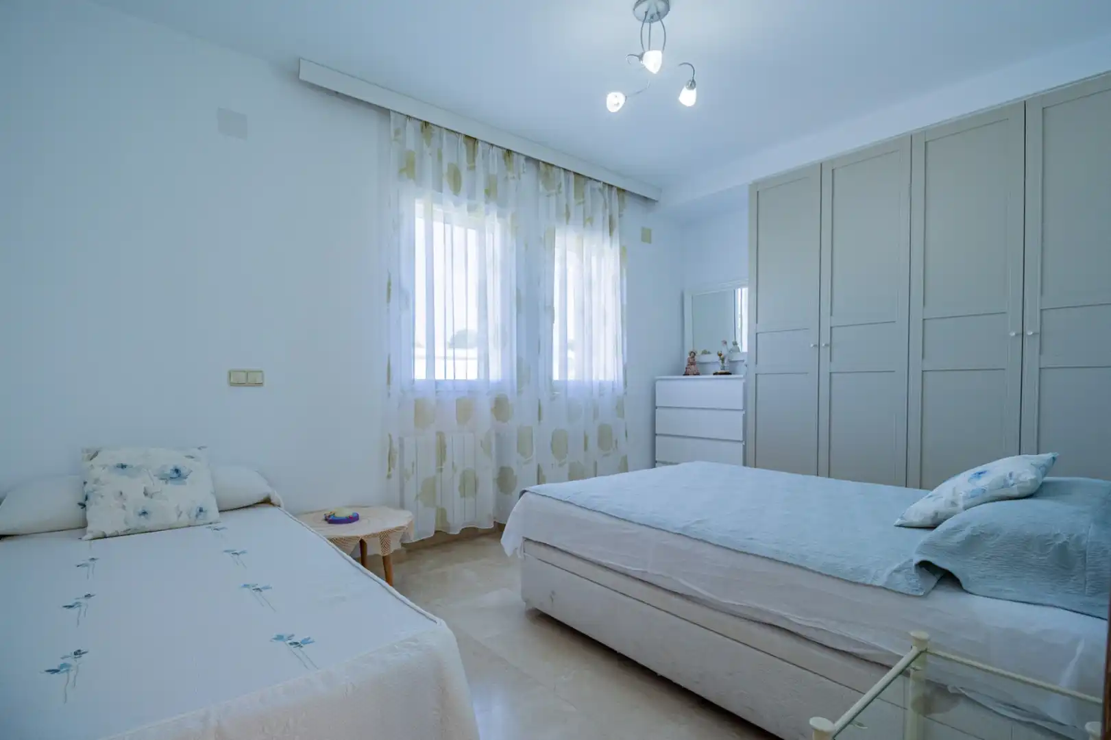Habitación de Casa o chalet en venta en L'Alfàs del Pi con Aire acondicionado, Calefacción y Jardín privado
