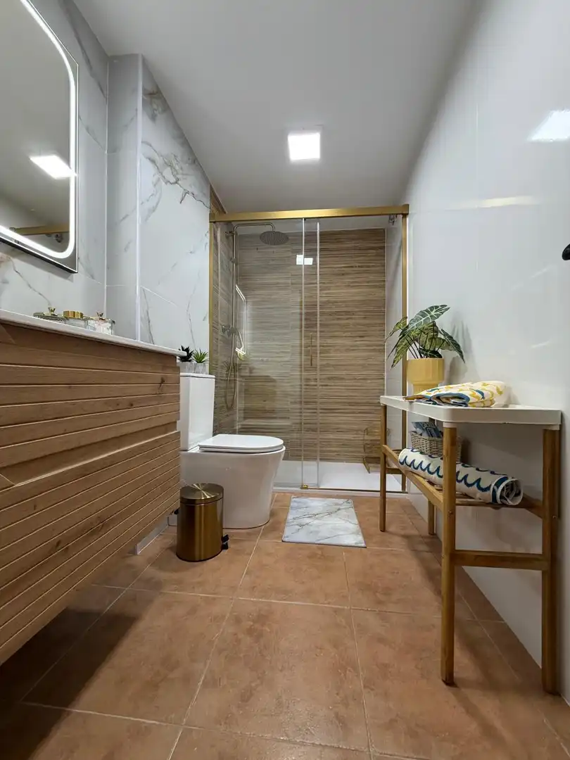 Badezimmer von Dachboden zum Verkauf in Zahara de los Atunes mit Privatgarten, Terrasse und Abstellraum
