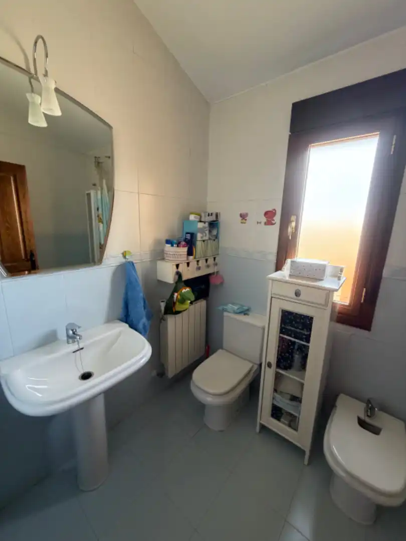 Baño de Casa adosada en venta en Valverde del Majano con Calefacción, Jardín privado y Horno