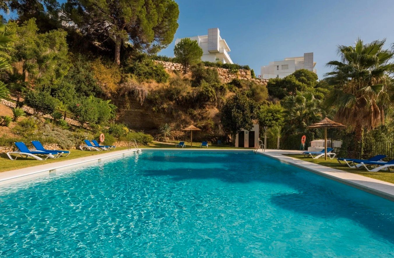 Swimming pool of Apartments for sale in Benahavís  with Air Conditioner, Heating and Private garden