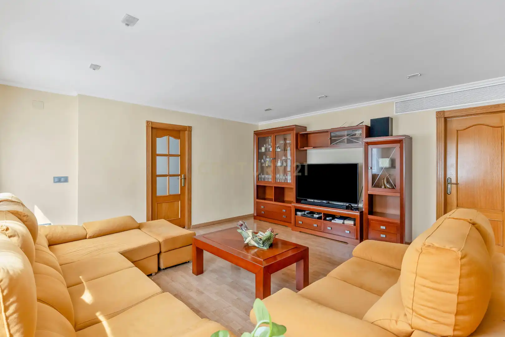 Sala d'estar de Apartament en venda en Torrevieja amb Aire condicionat, TV i Balcó