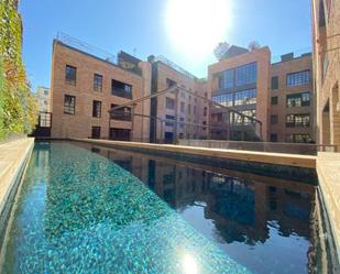 Swimming pool of Duplex to rent in  Barcelona Capital  with Air Conditioner, Heating and Private garden