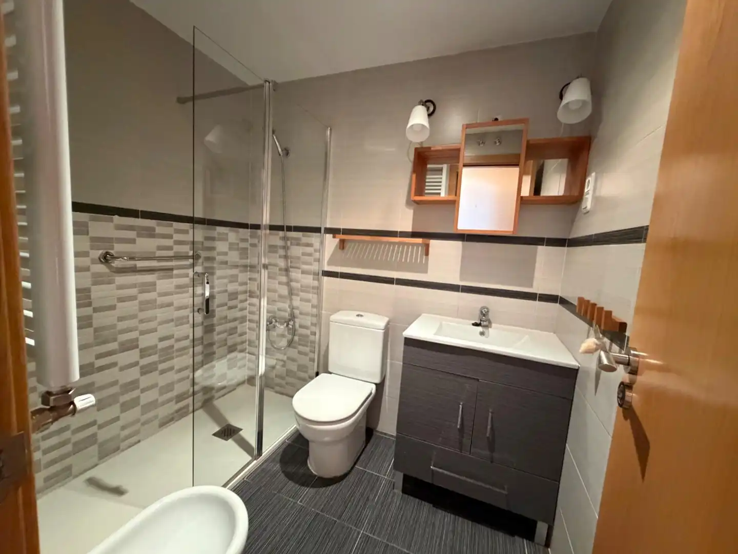 Baño de Piso de alquiler en Madrid con Calefacción, Parquet y Amueblado
