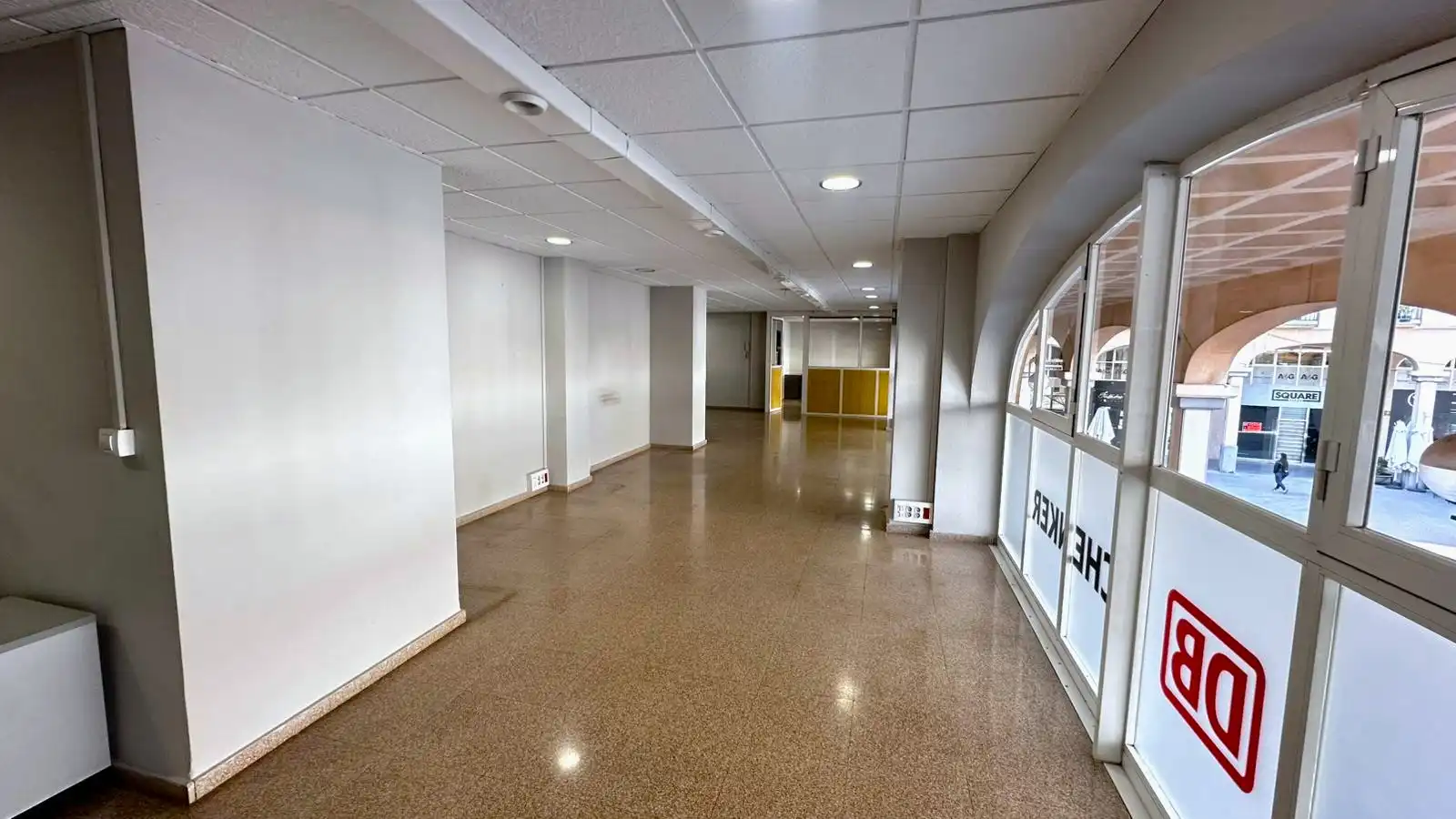 Office for rent in Sax  with Air Conditioner
