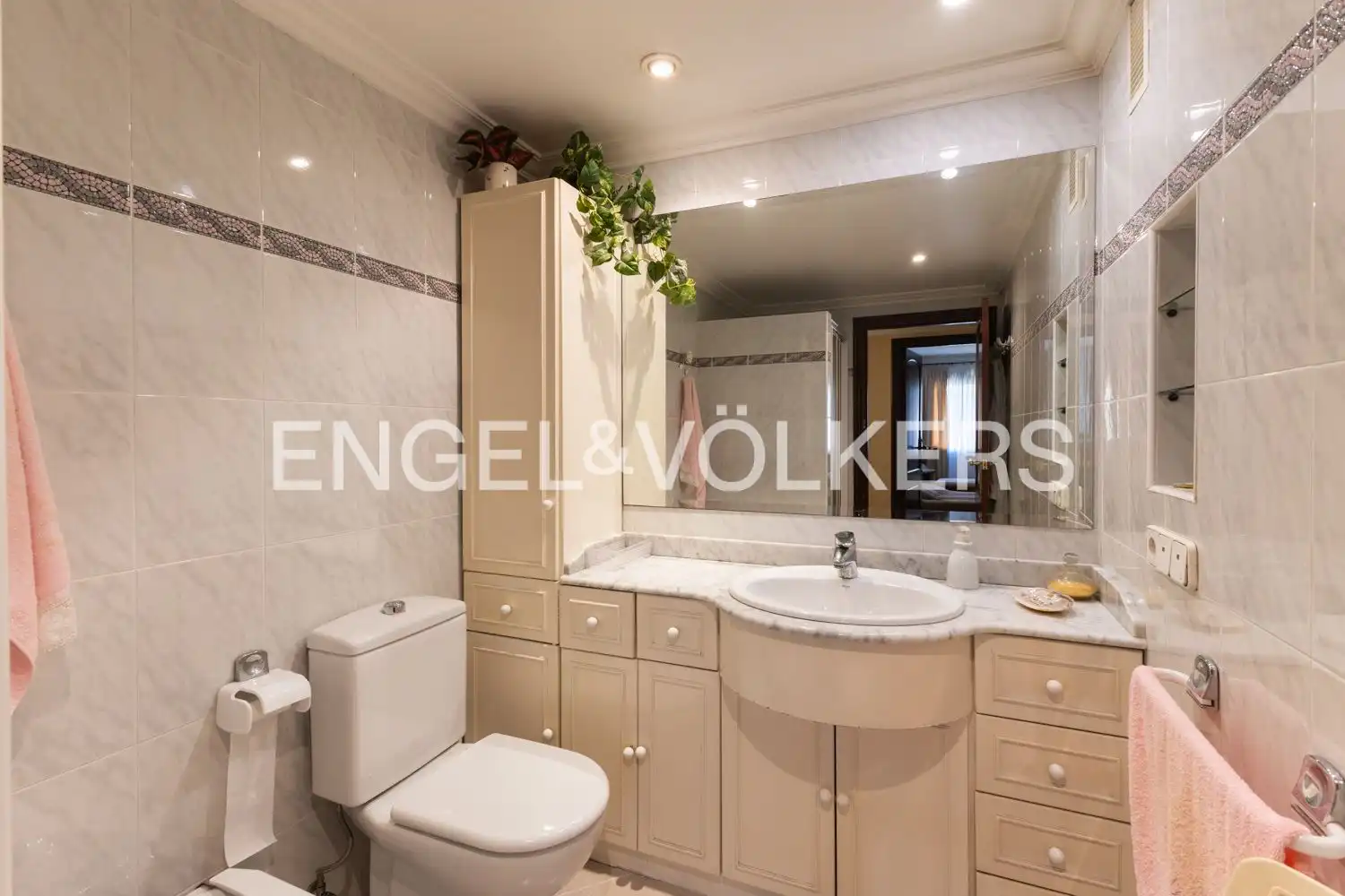 Bathroom of Flat for sale in Valencia  with Air Conditioner, Heating and Balcony