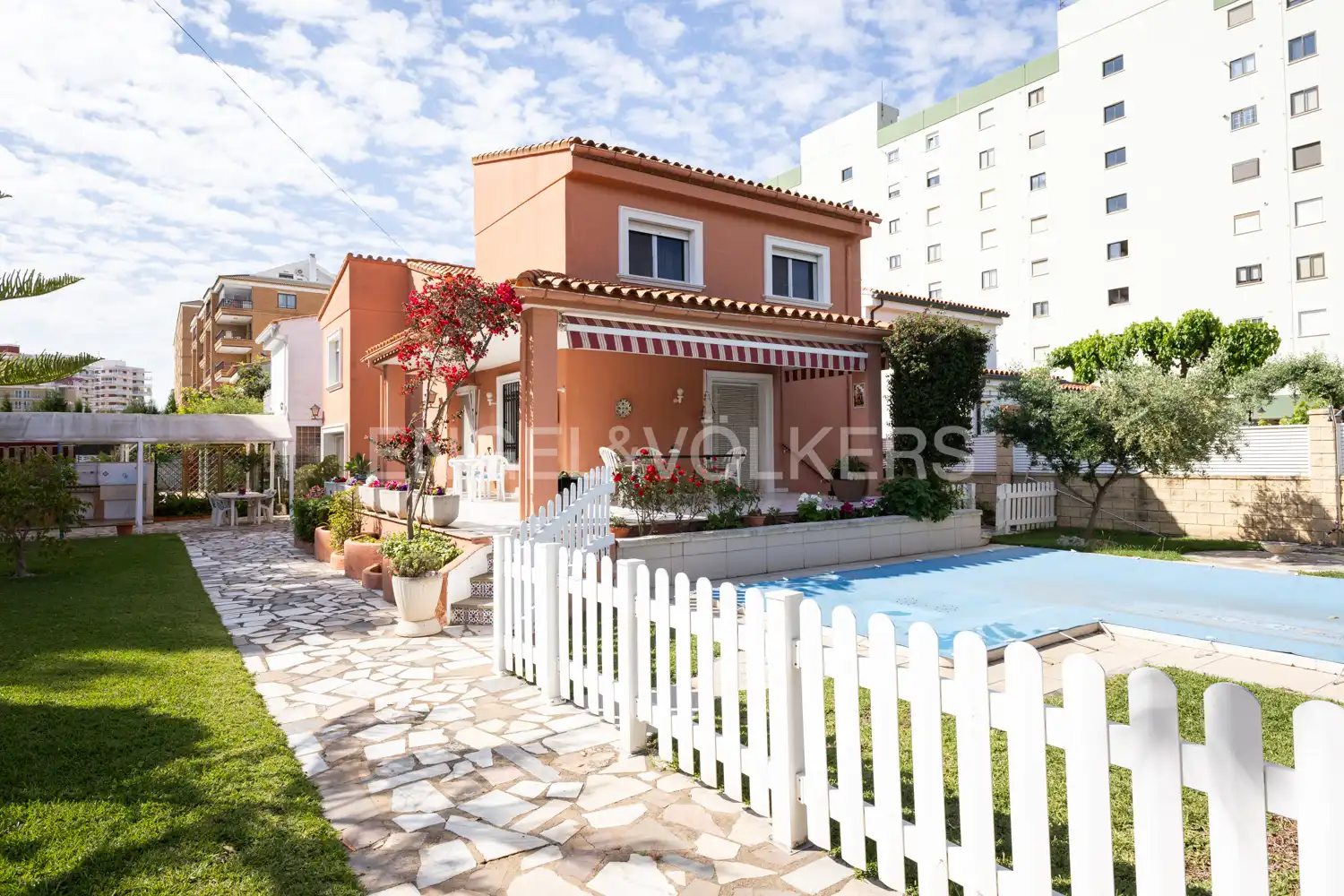 Vista exterior de Casa o xalet en venda en Benicasim / Benicàssim amb Calefacció, Jardí privat i Terrassa