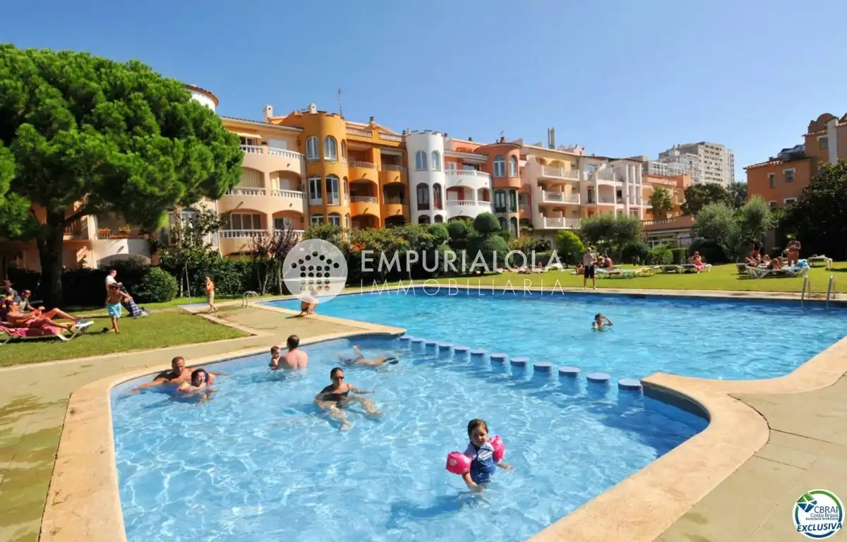 Schwimmbecken von Wohnungen zum Verkauf in Empuriabrava mit Klimaanlage, Schwimmbad und Möbliert