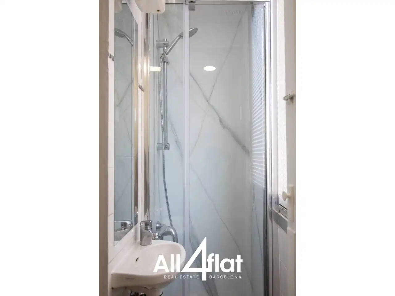 Bathroom of Flat for rent in Barcelona  with Furnished and Balcony
