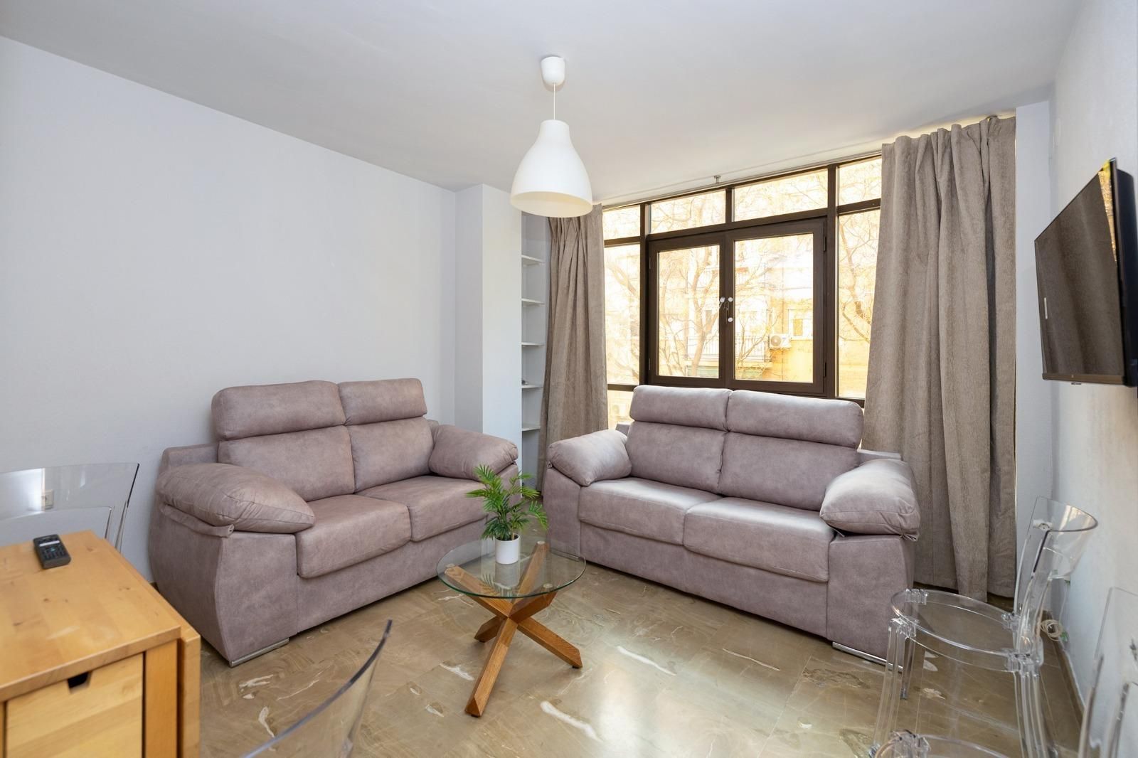 Living room of Flat for rent in  Granada Capital  with Air Conditioner and Furnished