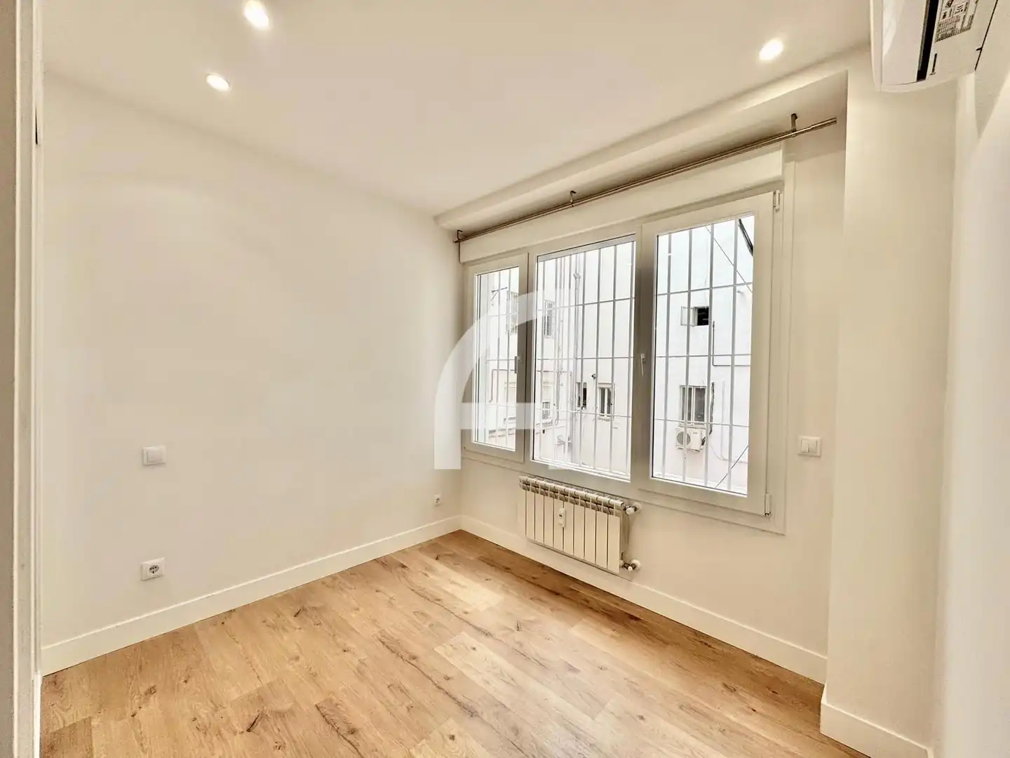 Bedroom of Flat for share in Madrid  with Air Conditioner, Heating and Furnished