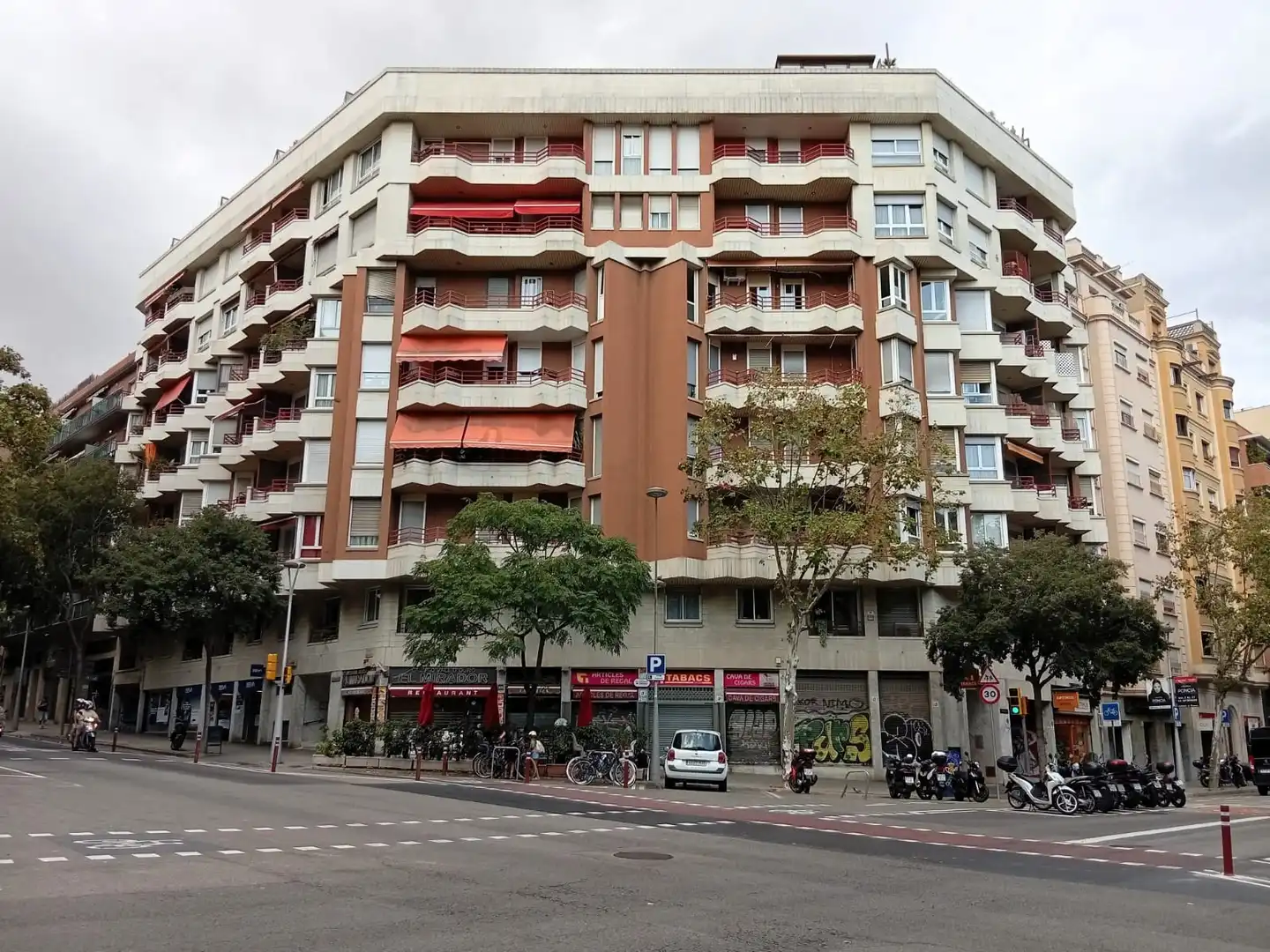 Individual con ascensor en venta en Carrer de la Indústria