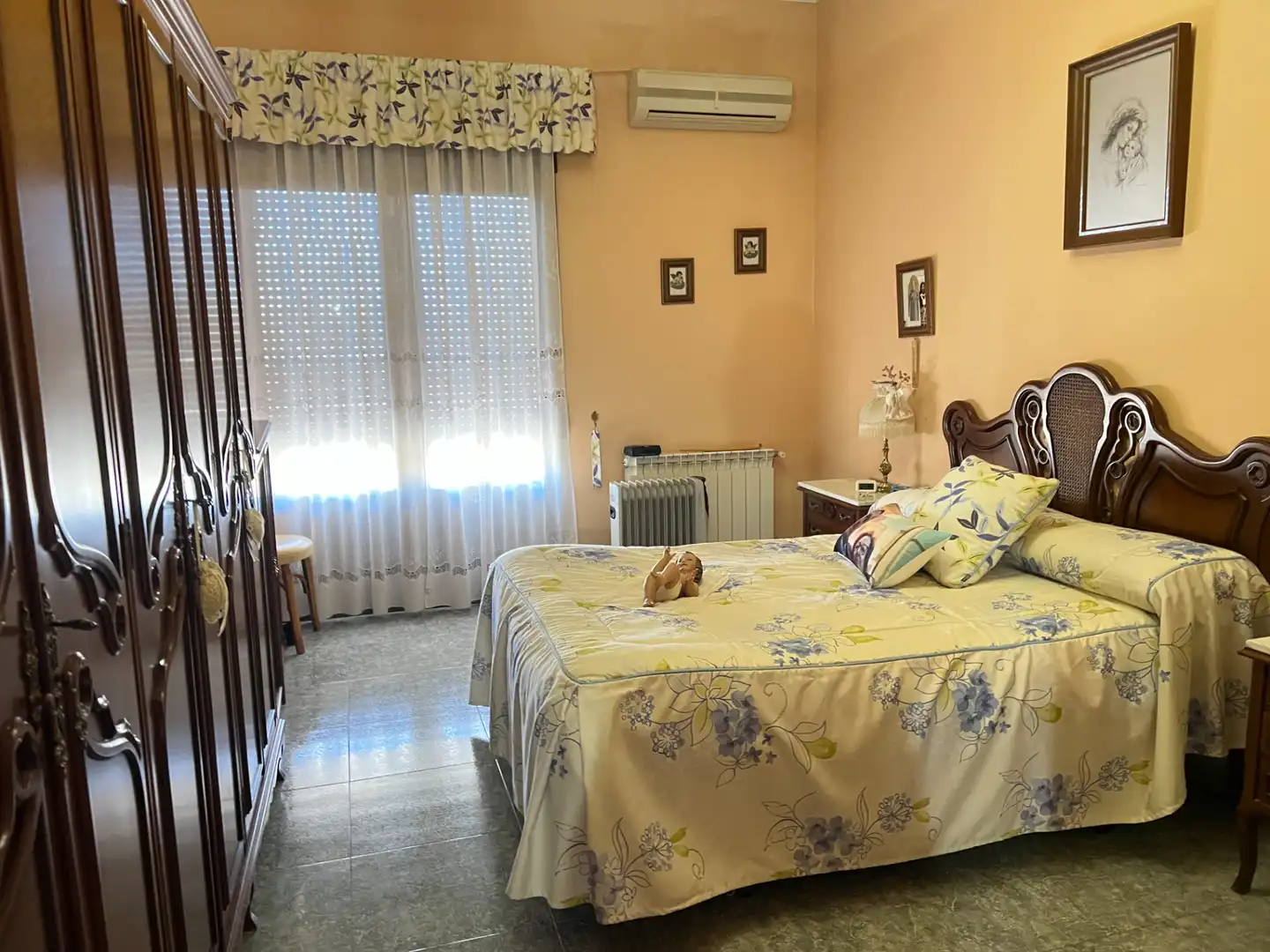 Schlafzimmer von Haus oder Chalet zum Verkauf in Herencia mit Klimaanlage, Heizung und Möbliert
