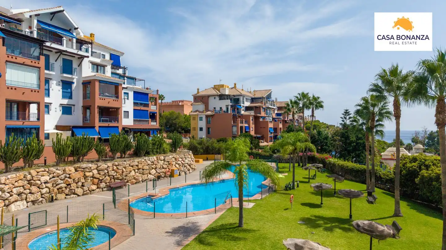 Außenansicht von Wohnungen zum Verkauf in Almuñécar mit Klimaanlage, Terrasse und Abstellraum