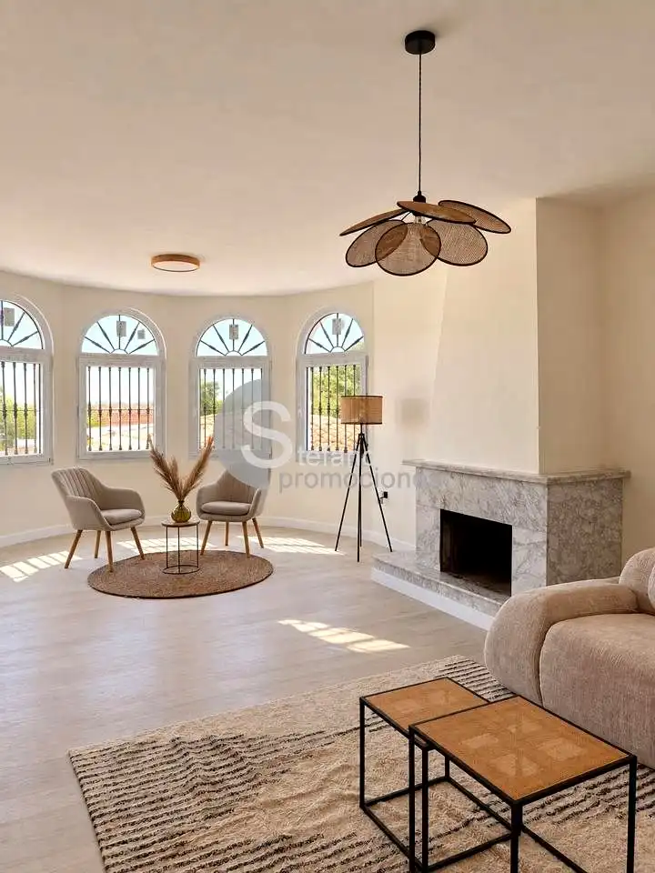 Sala d'estar de Casa o xalet en venda en Benalmádena amb Aire condicionat, Jardí privat i Terrassa
