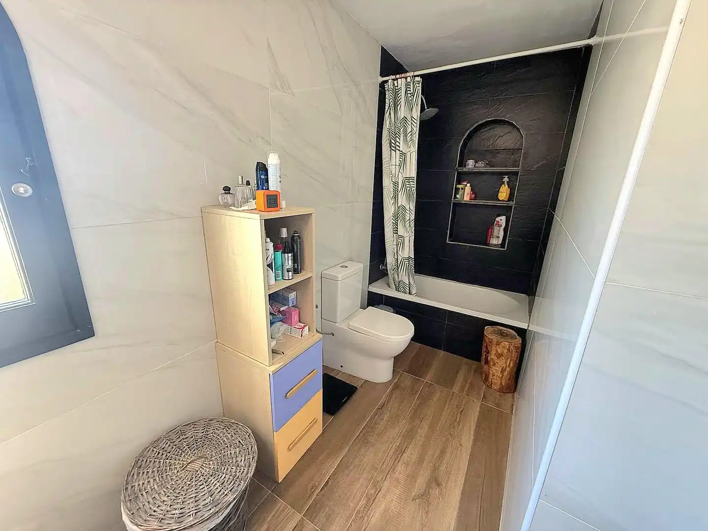 Badezimmer von Einfamilien-Reihenhaus zum Verkauf in Calafell mit Privatgarten, Terrasse und Abstellraum