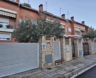 Vista exterior de Casa o xalet en venda en Cerdanyola del Vallès amb Calefacció, Jardí privat i Terrassa