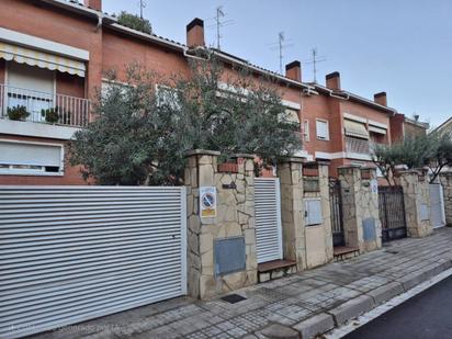 Vista exterior de Casa o xalet en venda en Cerdanyola del Vallès amb Calefacció, Jardí privat i Terrassa