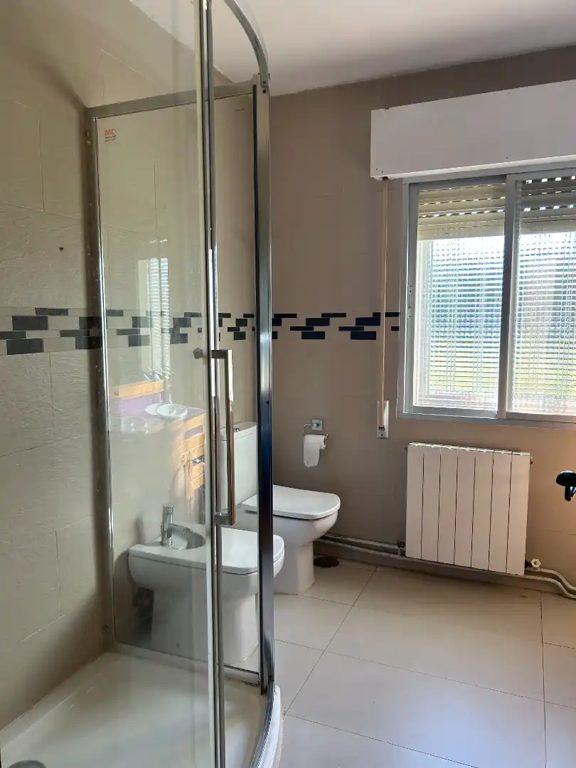 Baño de Finca rústica en venta en Navas del Rey con Calefacción, Jardín privado y Terraza