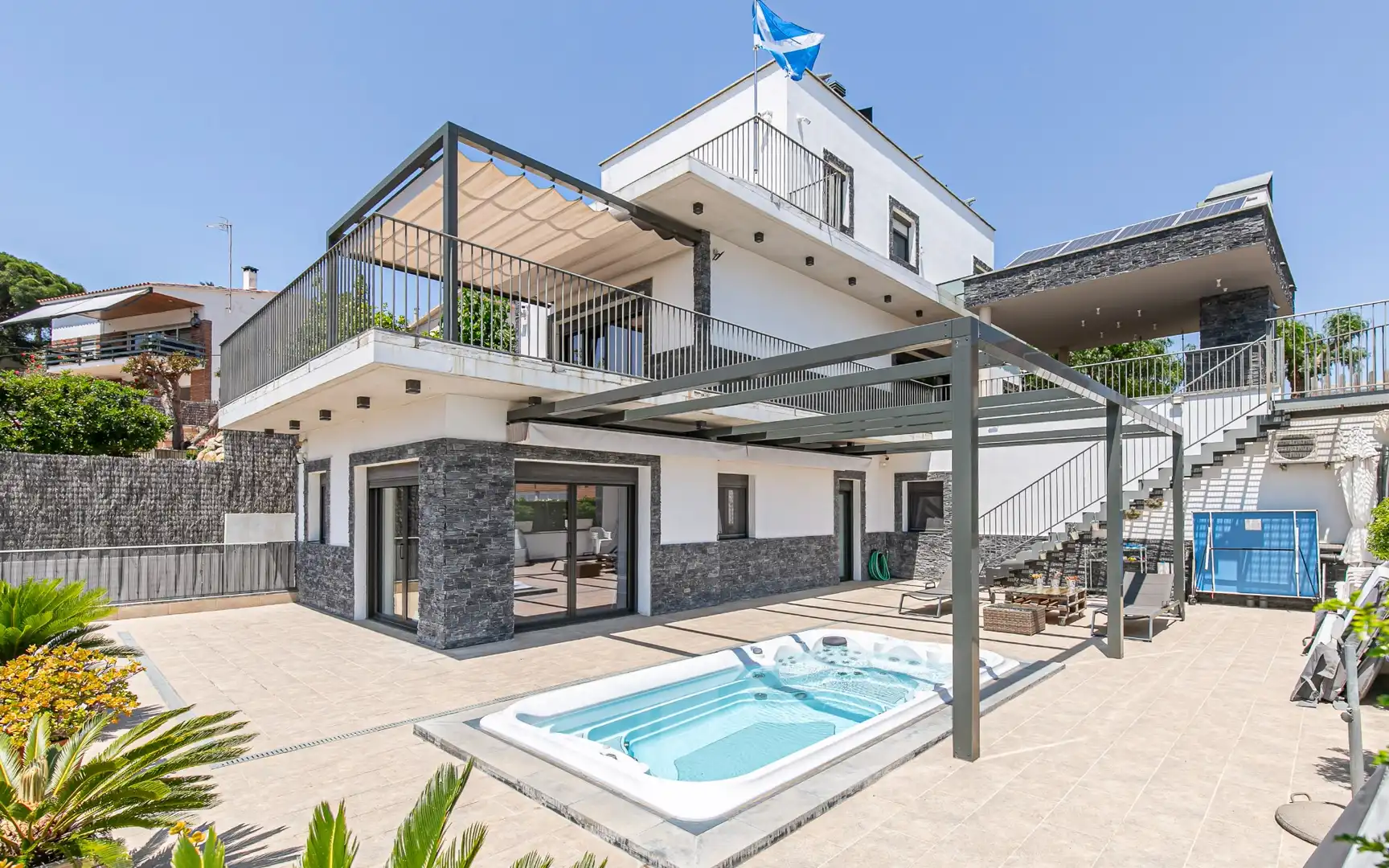Vista exterior de Casa o xalet en venda en Caldes d'Estrac amb Aire condicionat, Calefacció i Jardí privat