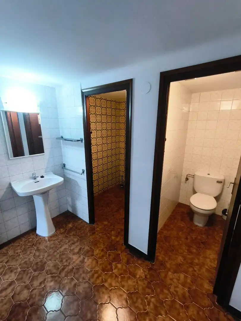 Baño de Local de alquiler en Torroella de Montgrí, Girona