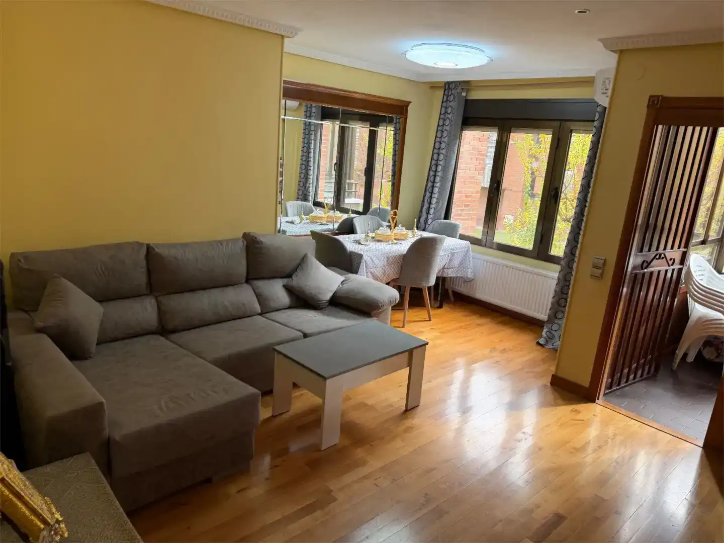 Sala d'estar de Pis en venda en Leganés amb Aire condicionat, Jardí privat i Parquet
