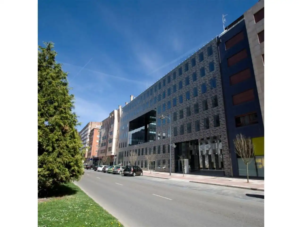 Vista exterior de Oficina en venda en Burgos amb Aire condicionat