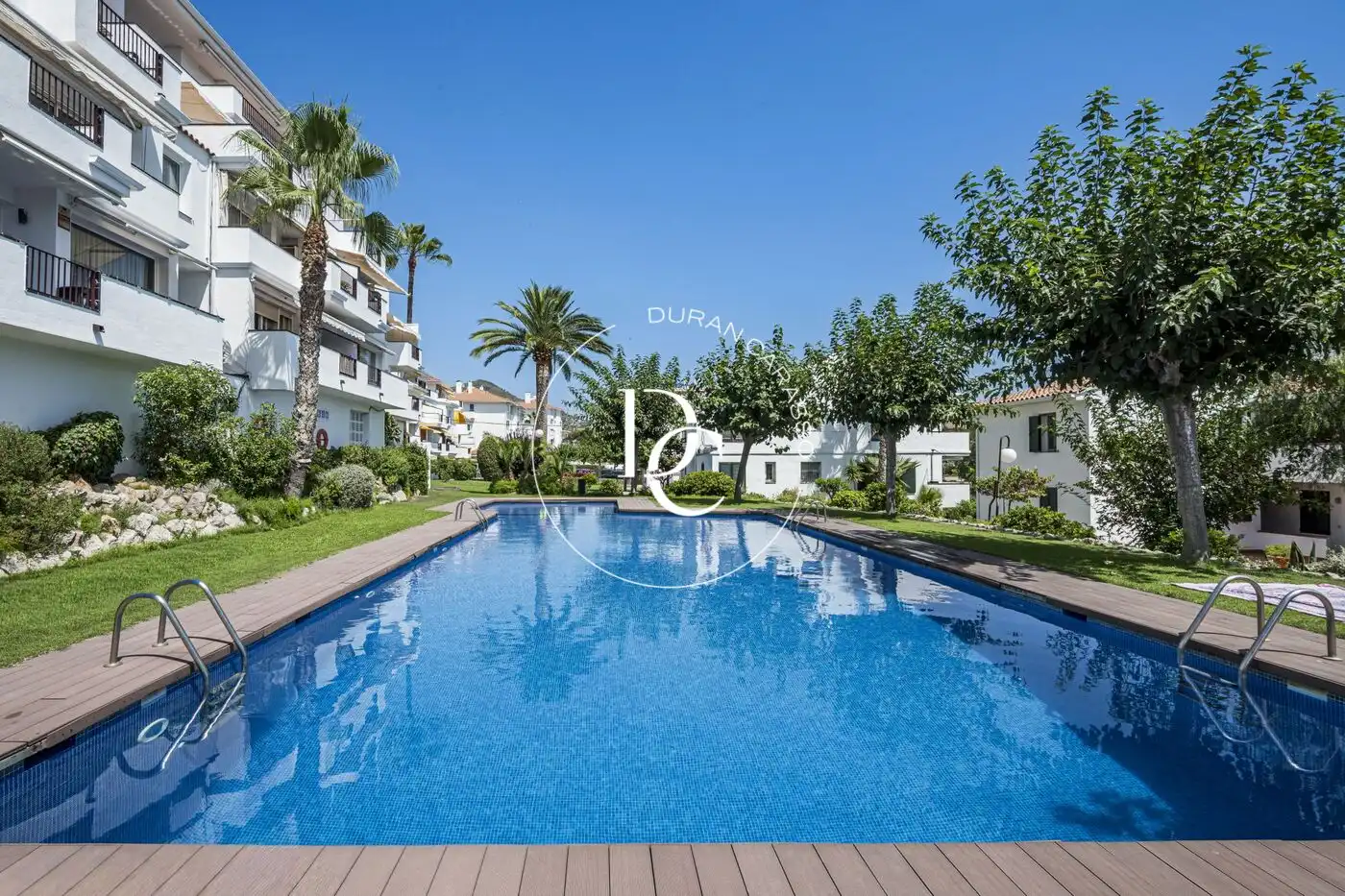 Außenansicht von Maisonette zum Verkauf in Sitges mit Klimaanlage, Heizung und Privatgarten