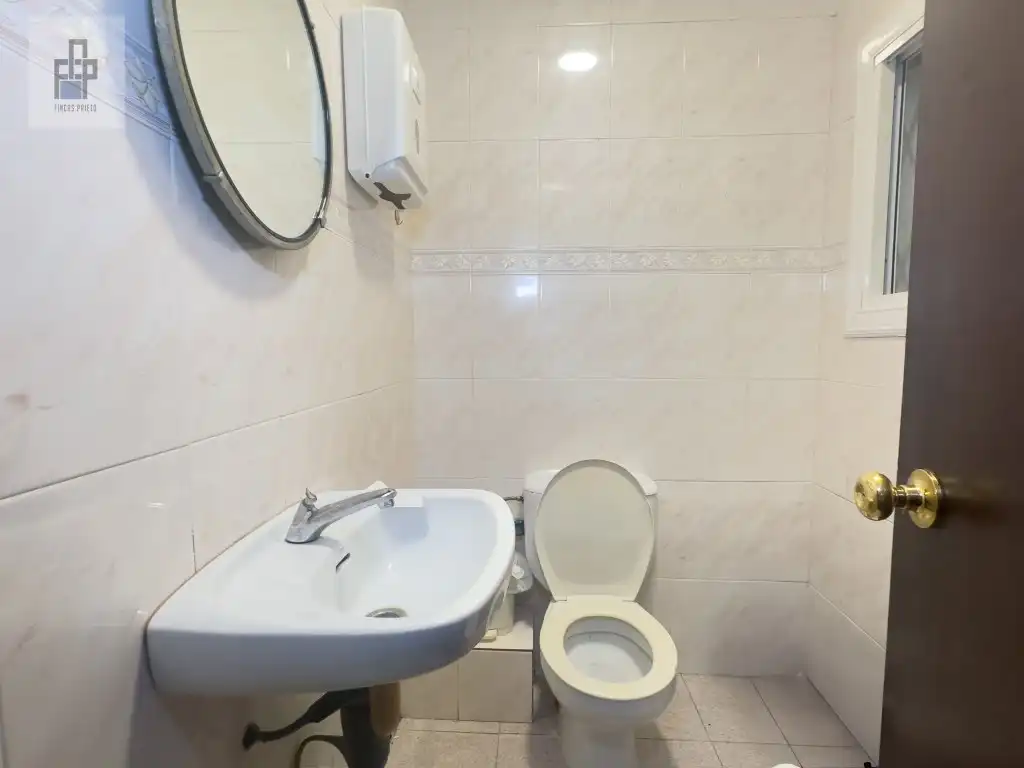 Badezimmer von Geschaftsraum zum Verkauf in Castelldefels