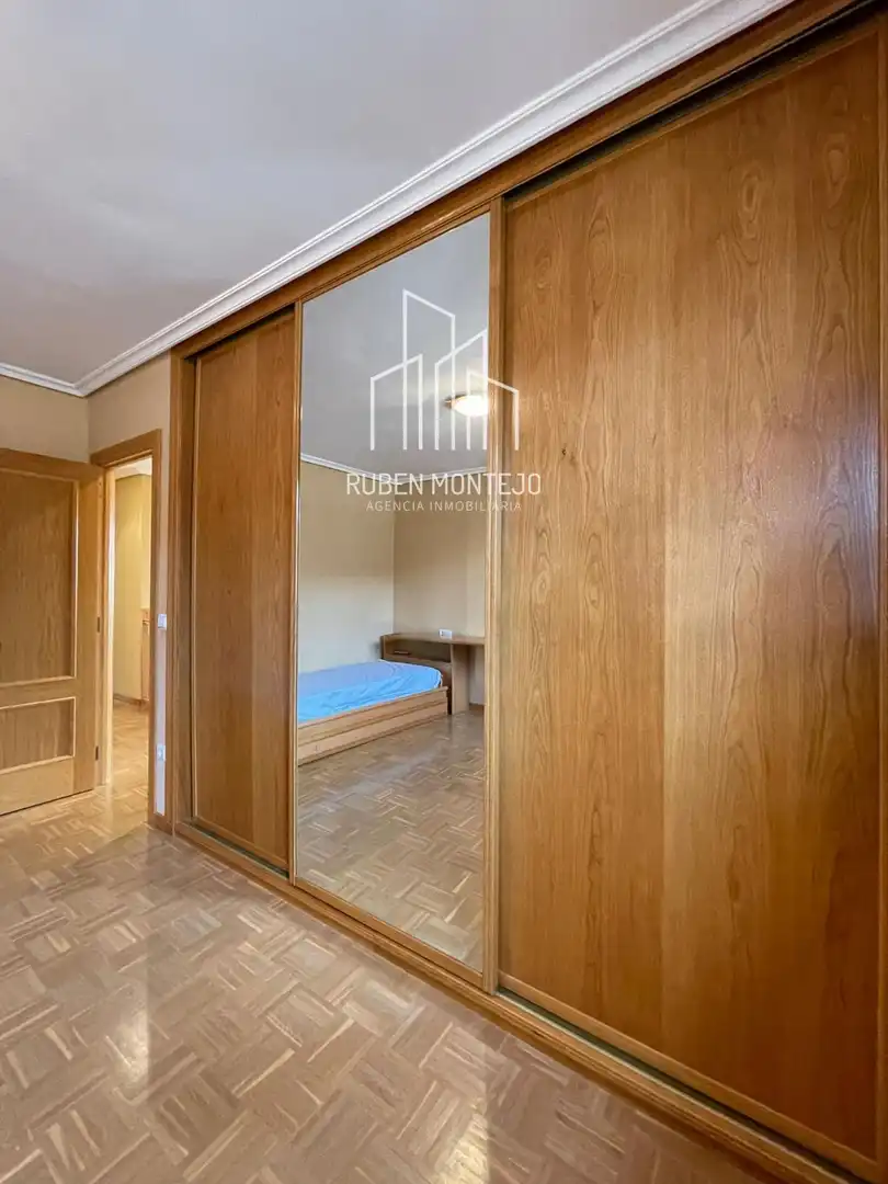Habitación de Casa adosada en venta en Doñinos de Salamanca con Calefacción, Jardín privado y Trastero