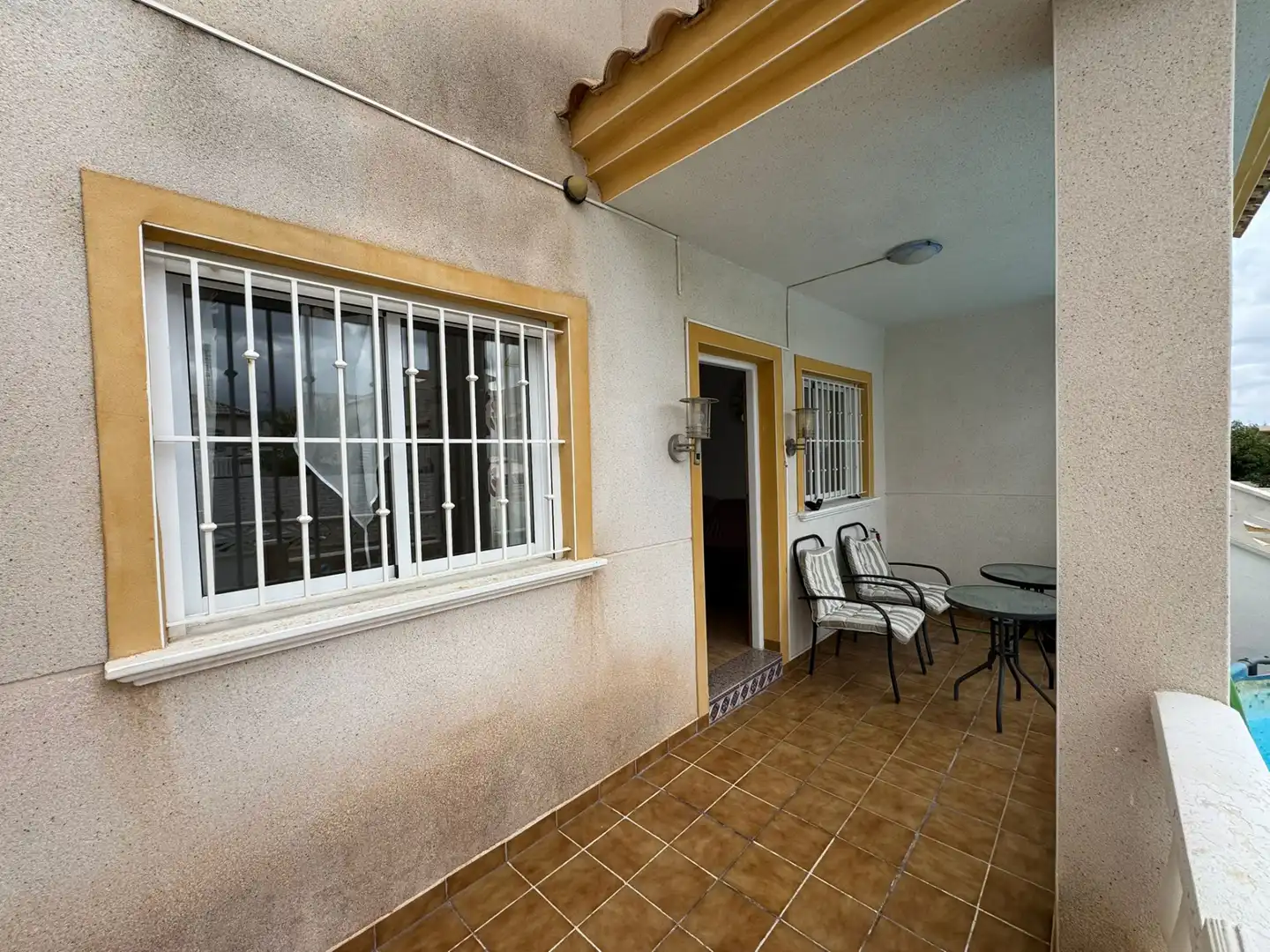 Außenansicht von Wohnungen zum Verkauf in Castalla mit Privatgarten, Terrasse und Möbliert