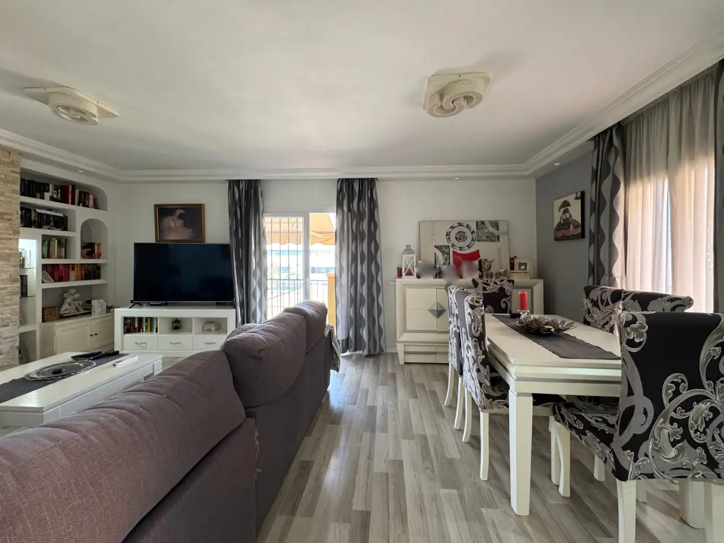Sala d'estar de Casa adosada en venda en Alhaurín de la Torre amb Aire condicionat, Jardí privat i Parquet