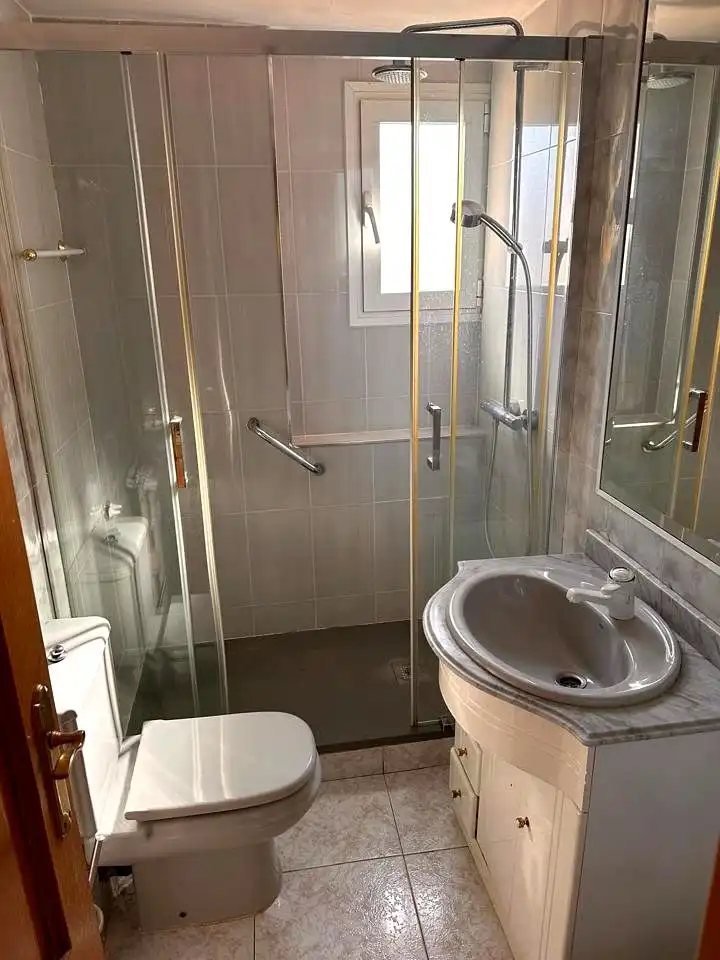 Baño de Piso en venta en Madrid con Calefacción, Terraza y Amueblado