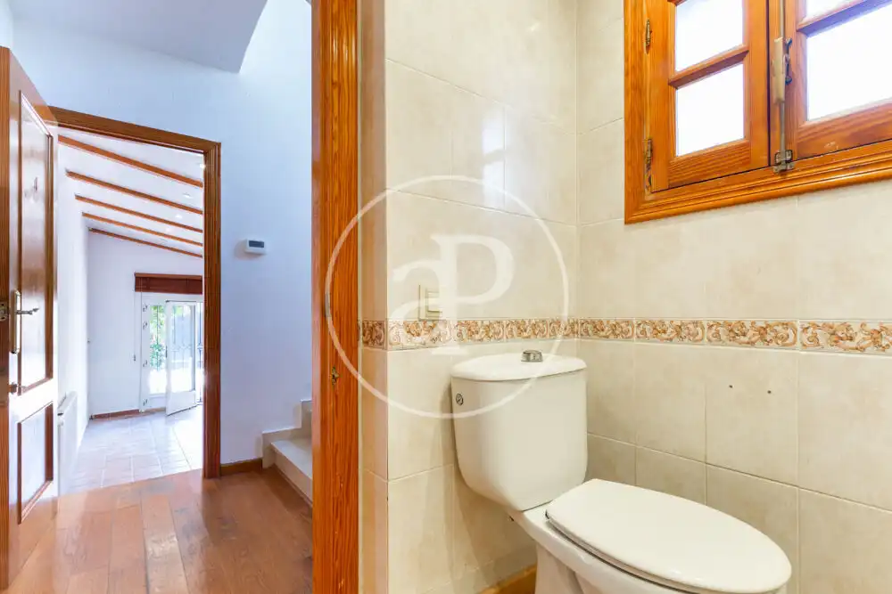 Bany de Casa o xalet en venda en L'Eliana amb Aire condicionat, Calefacció i Jardí privat