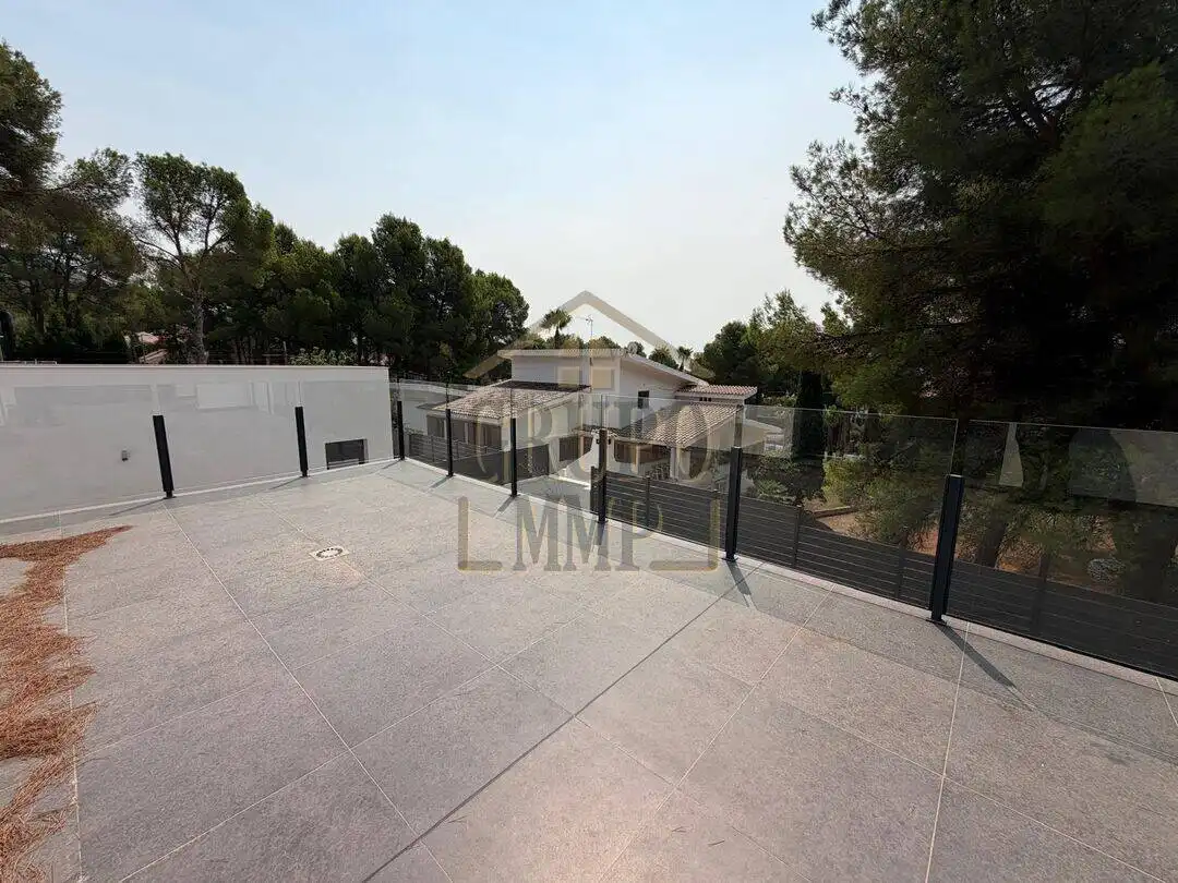 Terrassa de Casa o xalet en venda en Montornés - Las Palmas - El Refugio