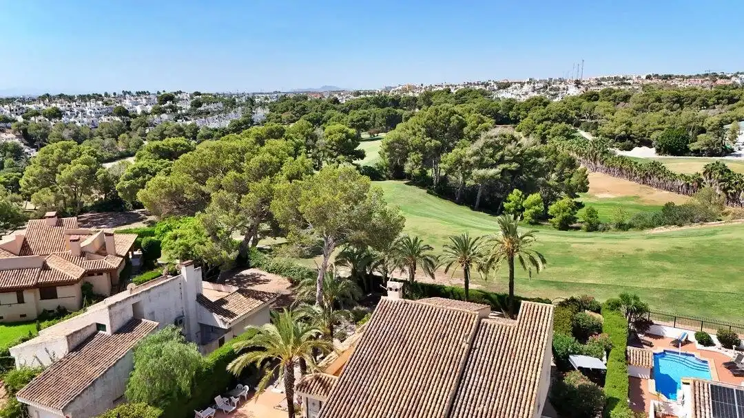 Vista exterior de Casa o xalet en venda en Orihuela amb Aire condicionat, Calefacció i Jardí privat