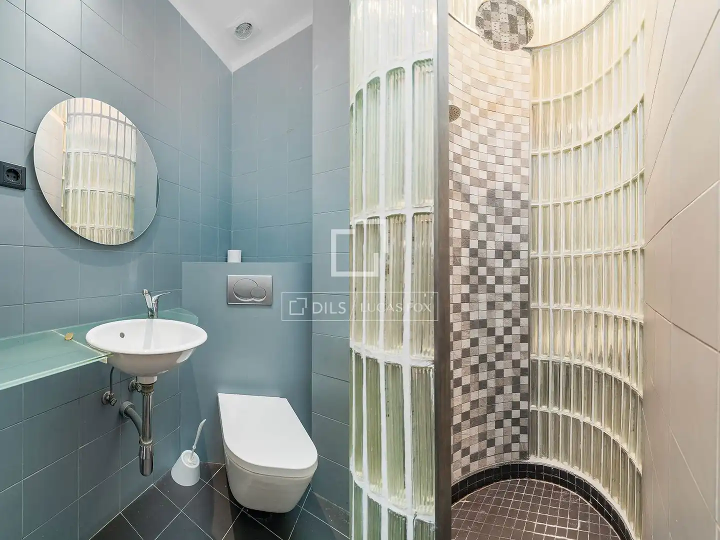 Bathroom of Flat for sale in Barcelona  with Air Conditioner, Terrace and Storage room
