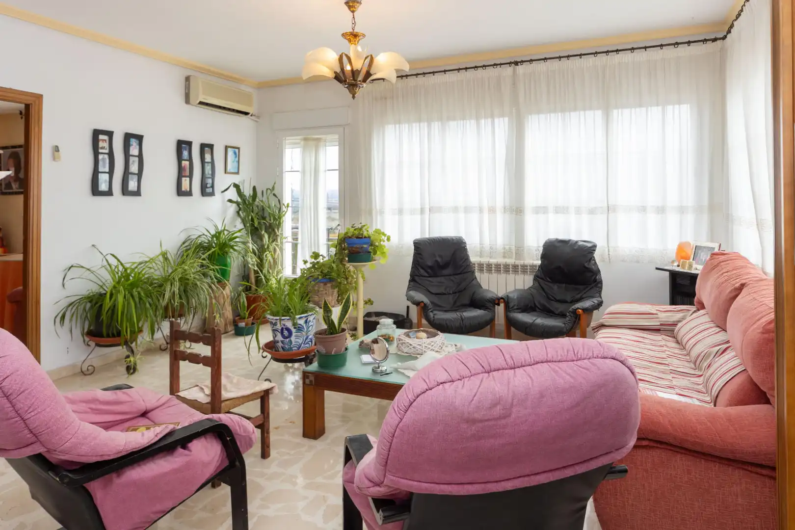 Sala d'estar de Casa o xalet en venda en Baza amb Jardí privat, Terrassa i Piscina