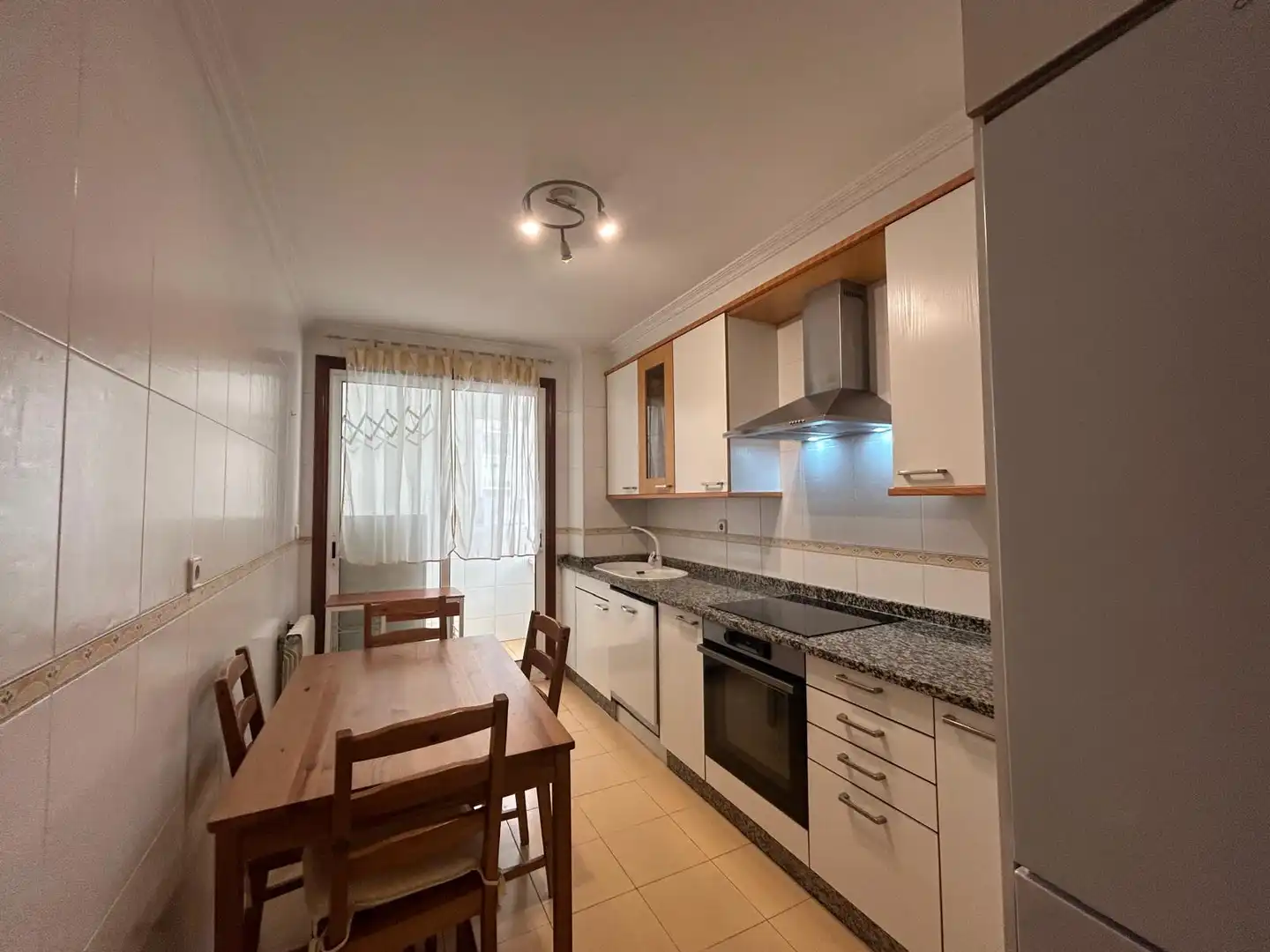 Cocina de Apartamento de alquiler en Vigo  con Calefacción, Parquet y Trastero