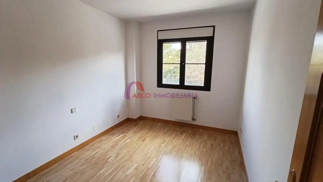 Schlafzimmer von Einfamilien-Reihenhaus zum Verkauf in Cardeñadijo mit Heizung, Privatgarten und Terrasse